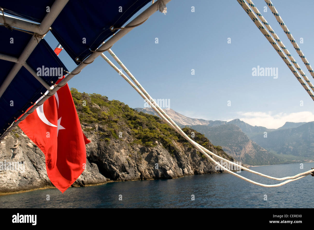 Drapeau turc suspendu au côté d'un bateau, Olu Deniz, Turquie Banque D'Images