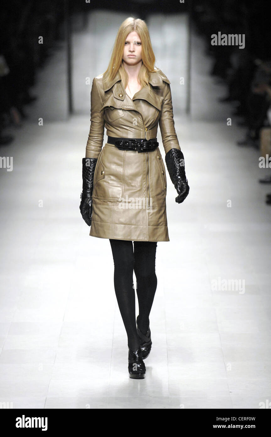 Burberry Prorsum Milan Fashion Week Automne Hiver Mannequin portant trois  quarts en cuir beige manteau zip centre avant Photo Stock - Alamy