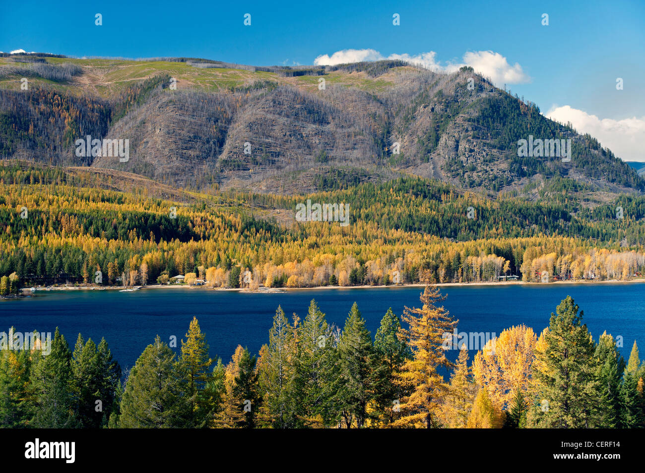Le lac Kootenay avec feux de forêt sur les collines Banque D'Images