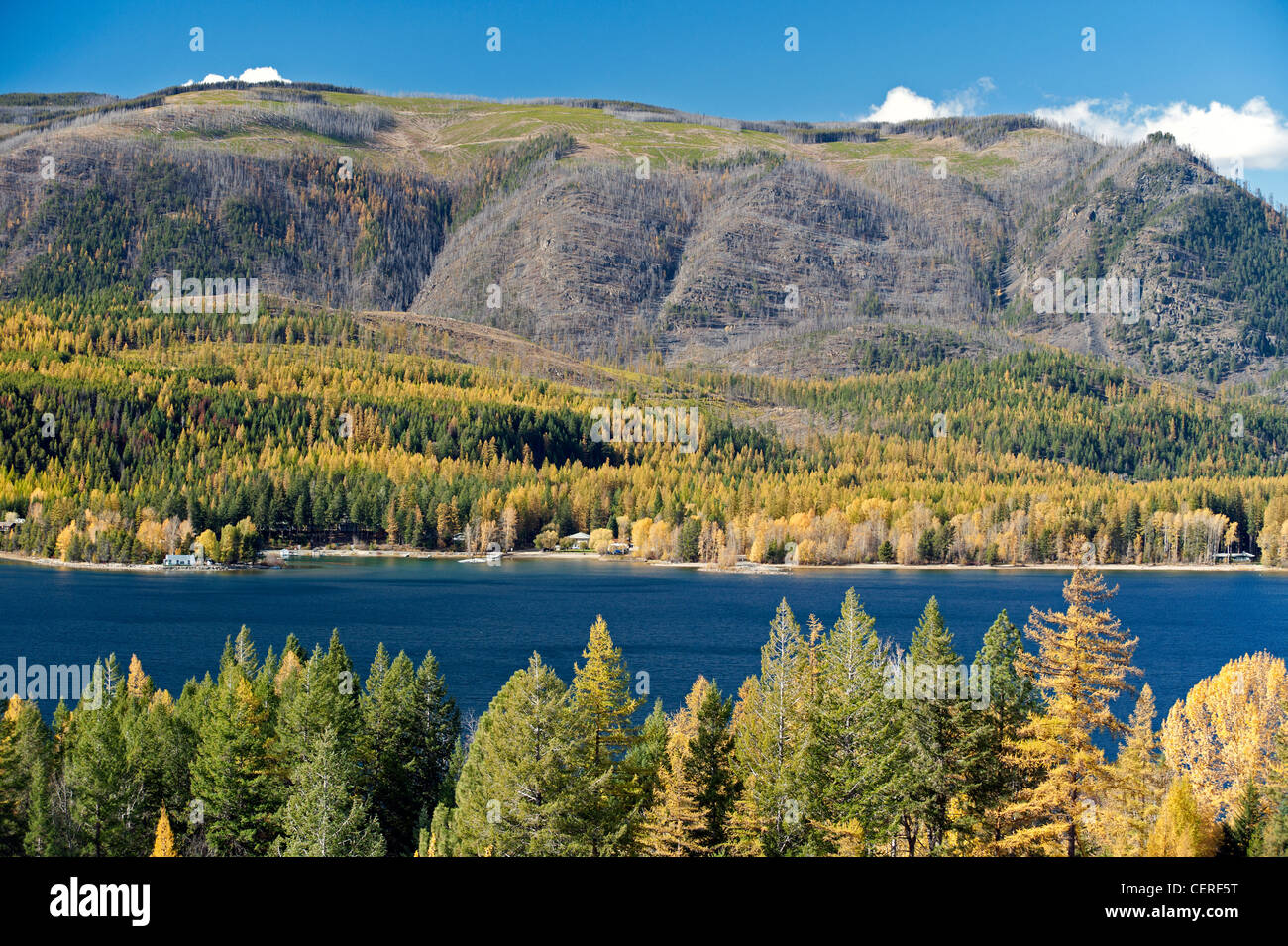 Le lac Kootenay avec feux de forêt sur les collines Banque D'Images
