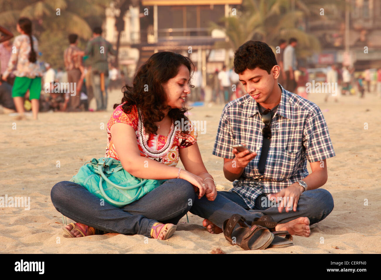 L'Inde, Maharashtra, Mumbai, Chowpatty Beach, jeune couple, Banque D'Images