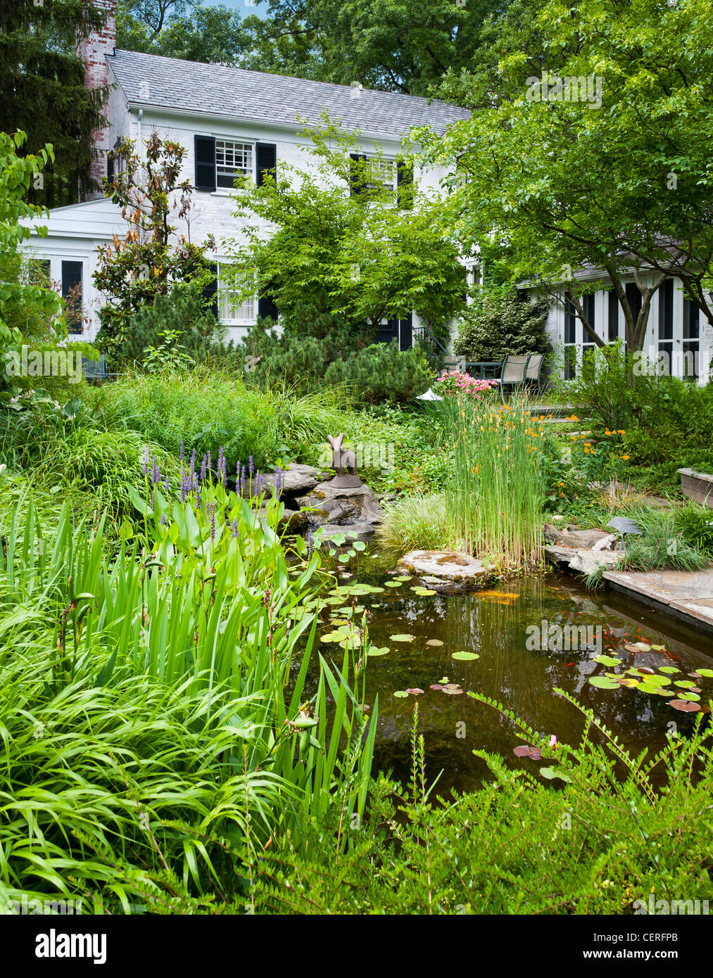 Jardin et étang à Vollmer Garden, Murray Hill Banque D'Images