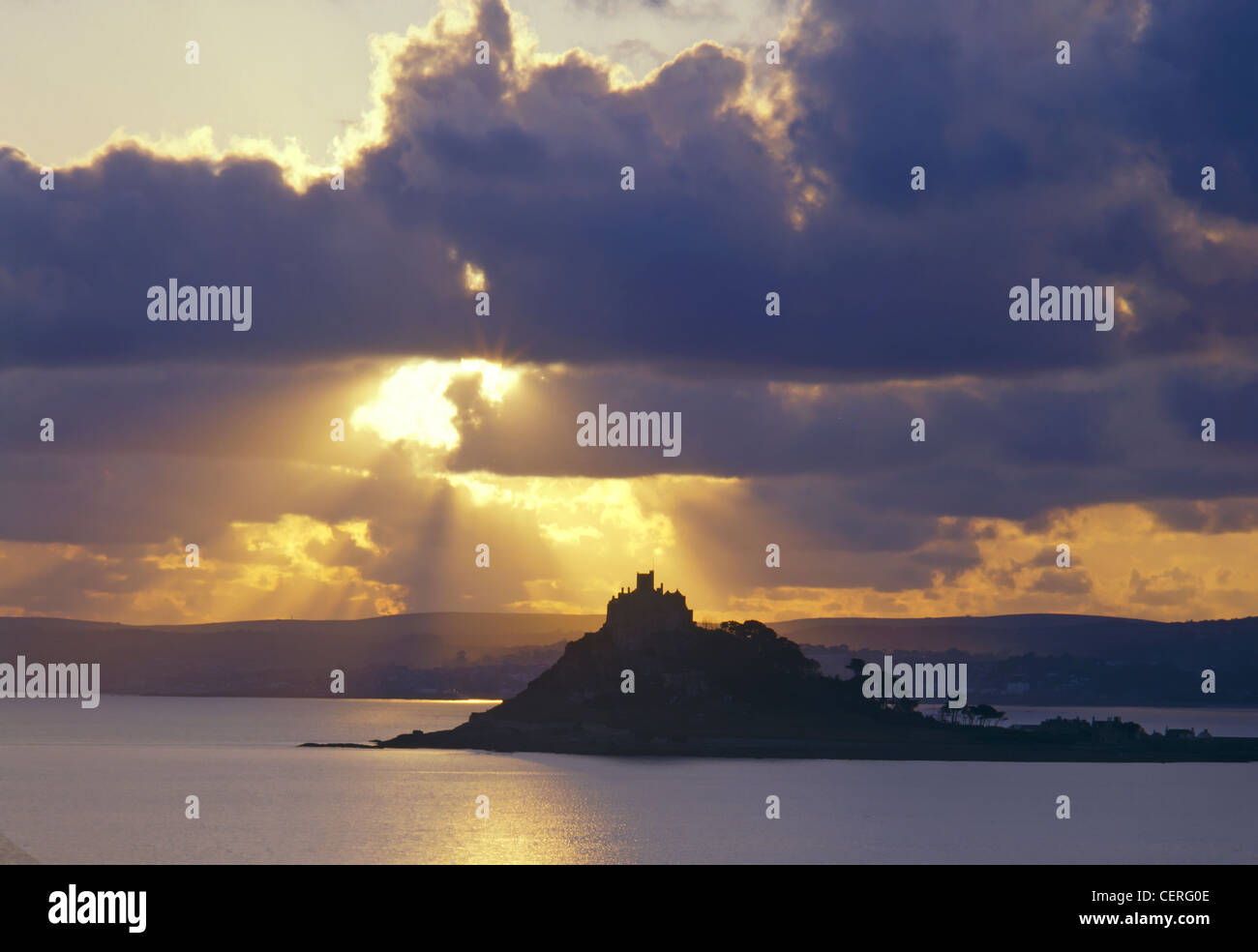 Coucher de soleil sur St Michael's Mount. Banque D'Images