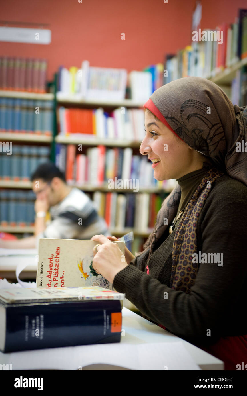 La bibliothèque de l'Institut Goethe allemand, un institut de la culture et de la langue est fréquenté par de nombreux étudiants égyptiens à l'étude. Banque D'Images