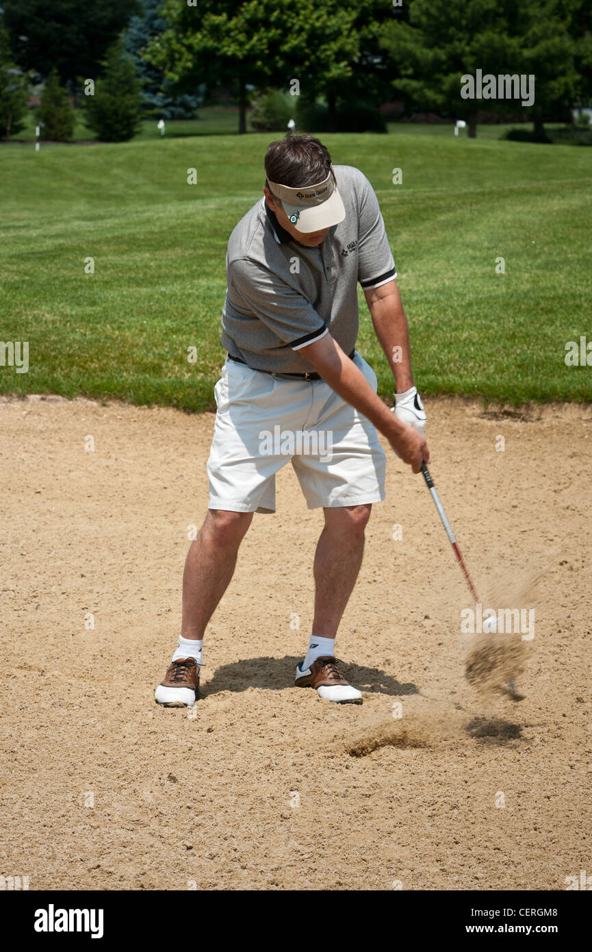 Homme conduisant la balle de golf sur Banque D'Images