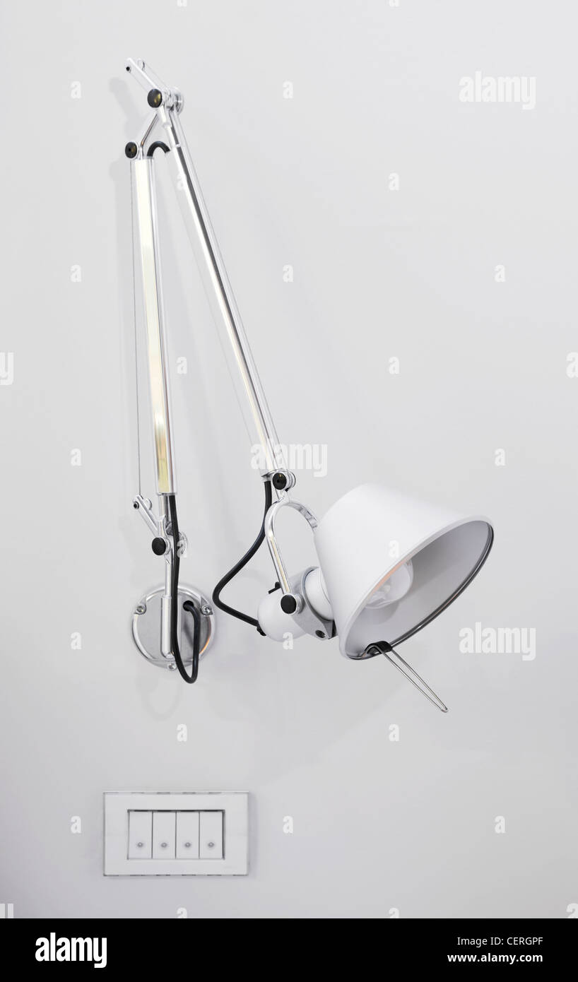 Chambre d'hôtel contemporain italien, composé de détails lampe de chevet avec les commutateurs de l'électricité. Banque D'Images