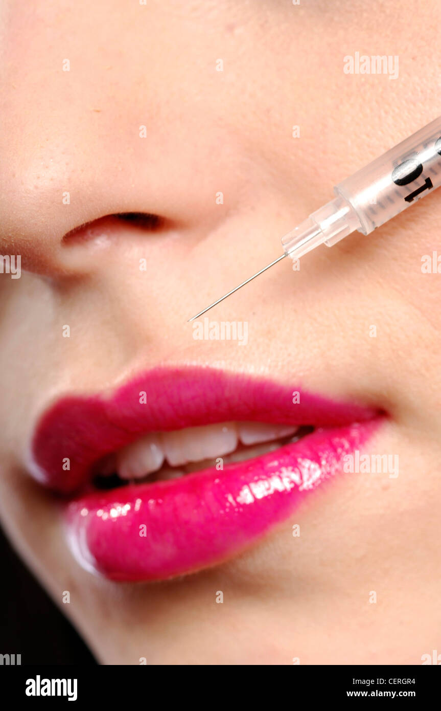 Close up de la bouche et le nez à l'aiguille pointée sur la lèvre supérieure de la bouche légèrement ouverte Banque D'Images