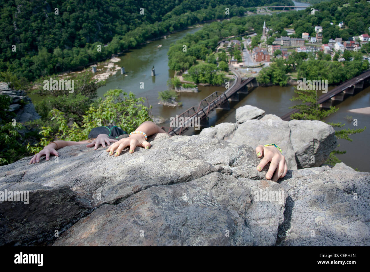 Escalade mains face à un rocher dans le Maryland Heights sur Harper's Ferry Banque D'Images