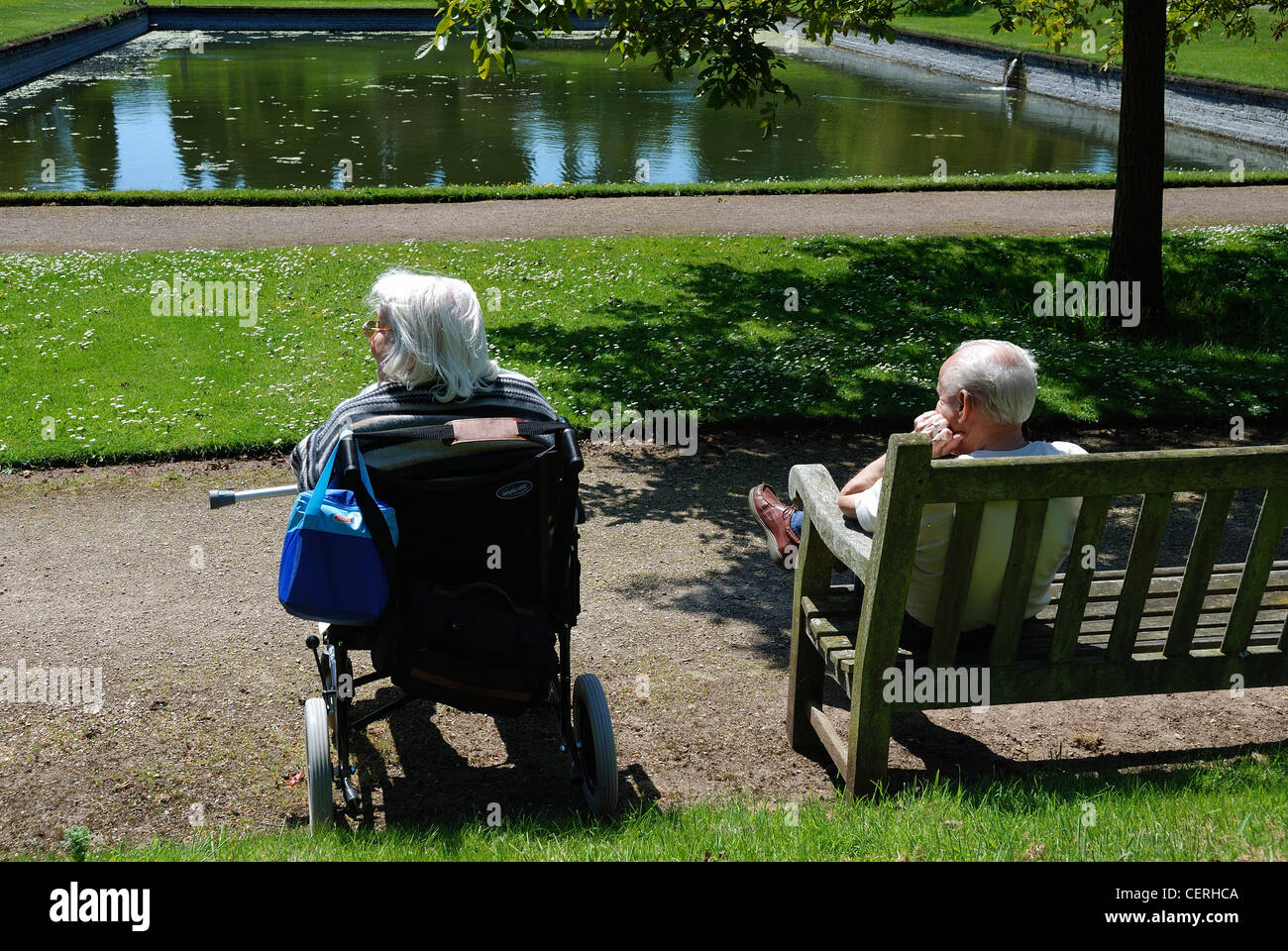 Deux retraités se détendre dans le parc england uk Banque D'Images