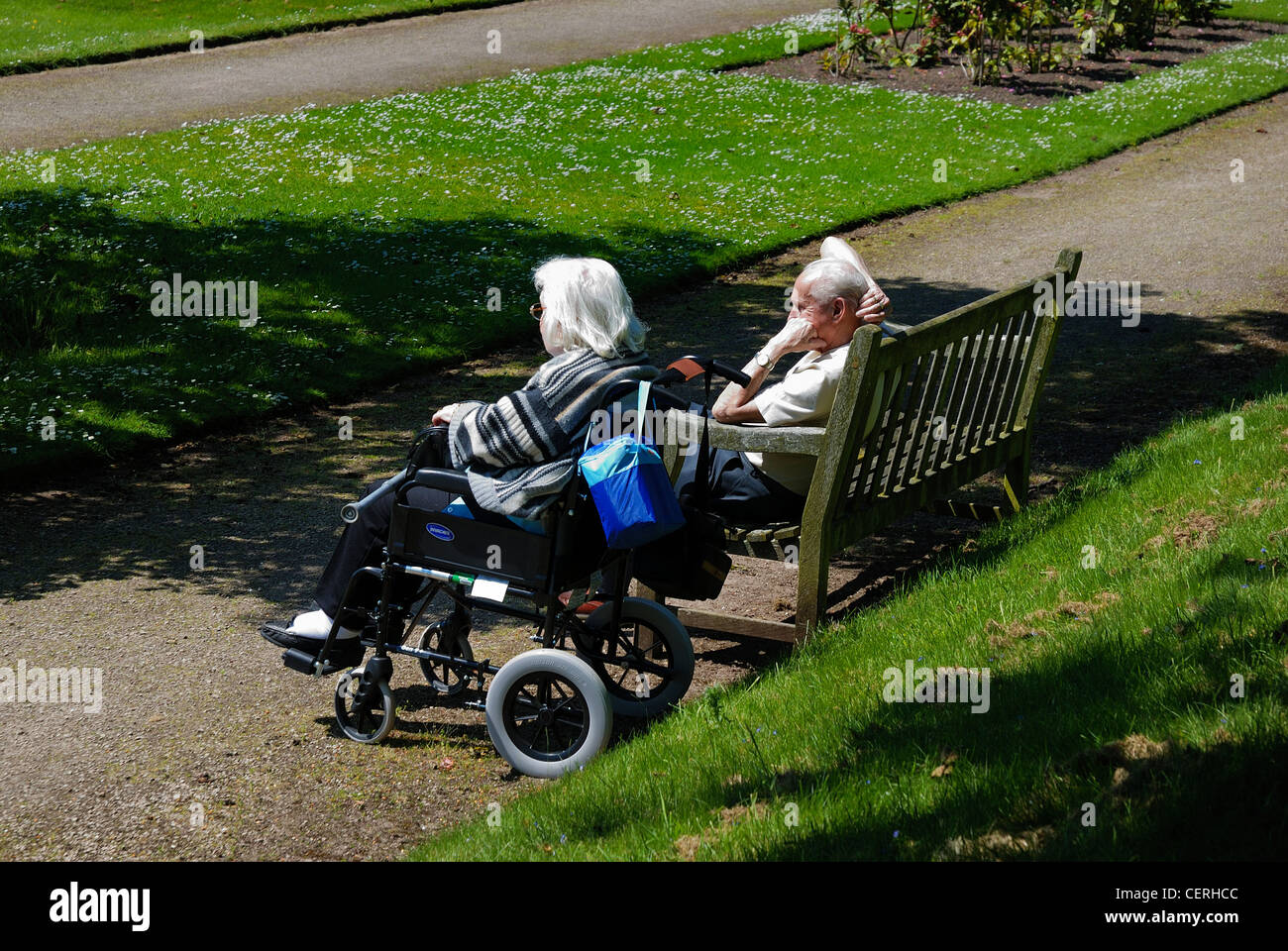 Deux retraités se détendre dans le parc england uk Banque D'Images