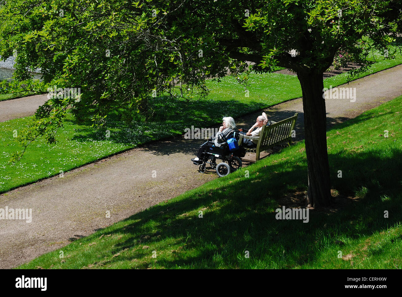 Deux retraités se détendre dans le parc england uk Banque D'Images