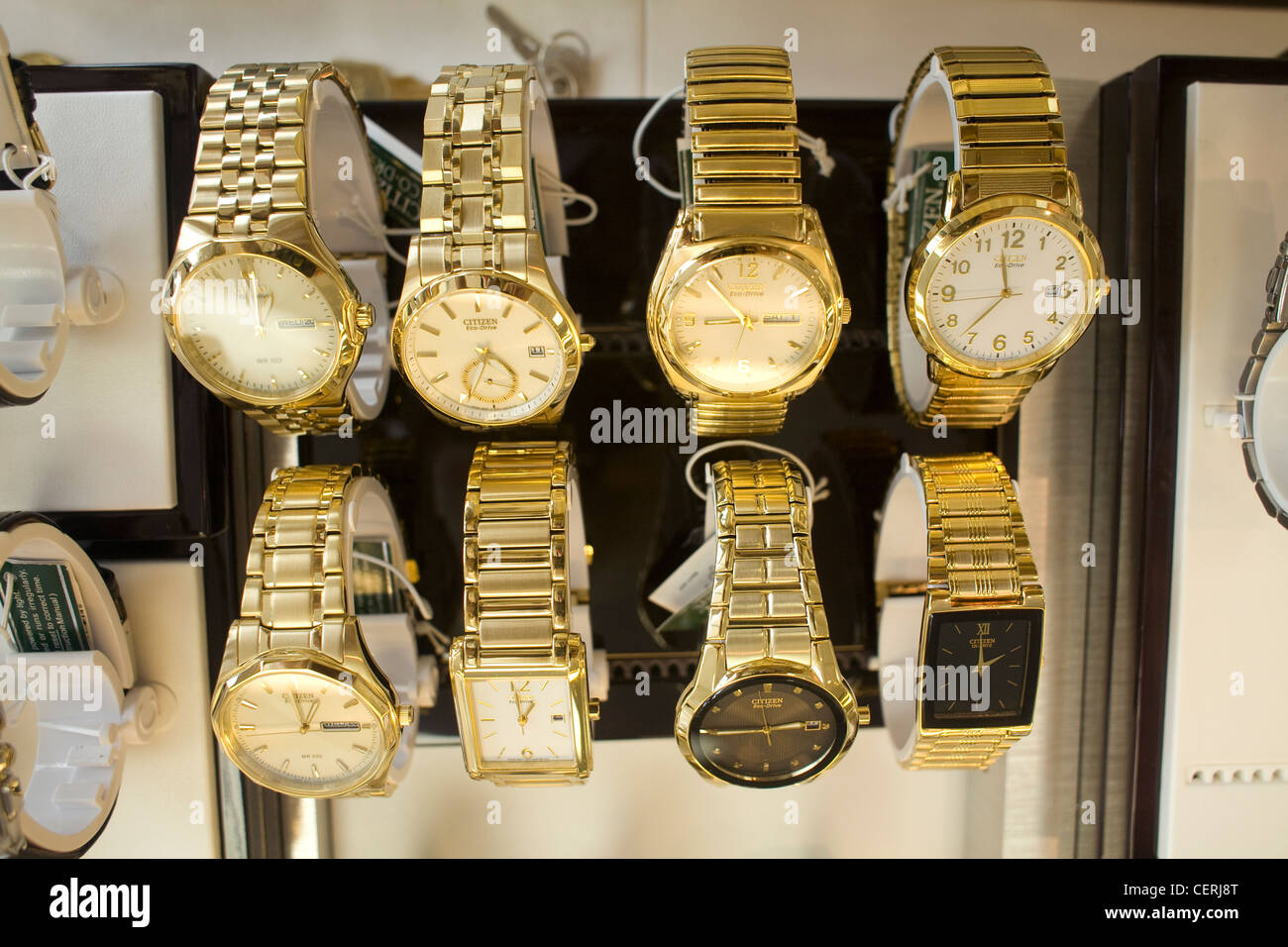 Montres lumineuses s'affichent dans un cas dans un magasin de bijoux dans la ville de New York Banque D'Images