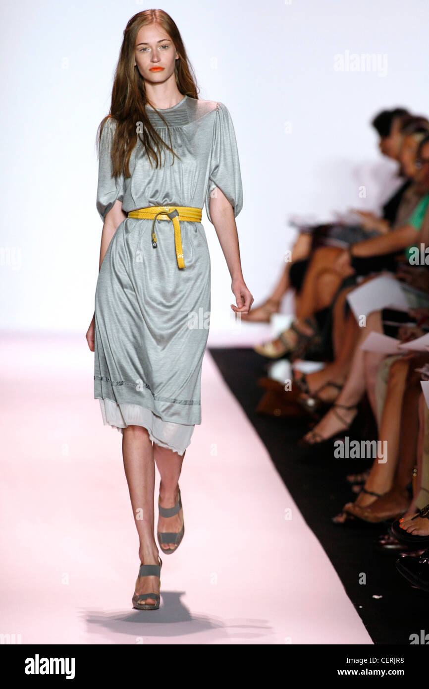 BCBG Max Azria New York Prêt à porter printemps été robe jersey longueur  genou gris jaune avec ceinture à nouer Photo Stock - Alamy