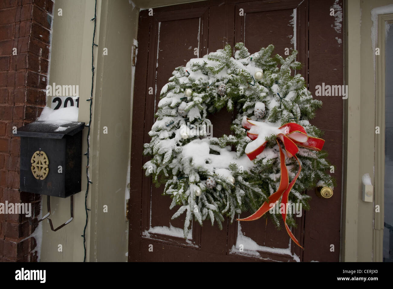 La neige recouvre une couronne de Noël décoré dans les Berkshires du Massachusetts. Banque D'Images