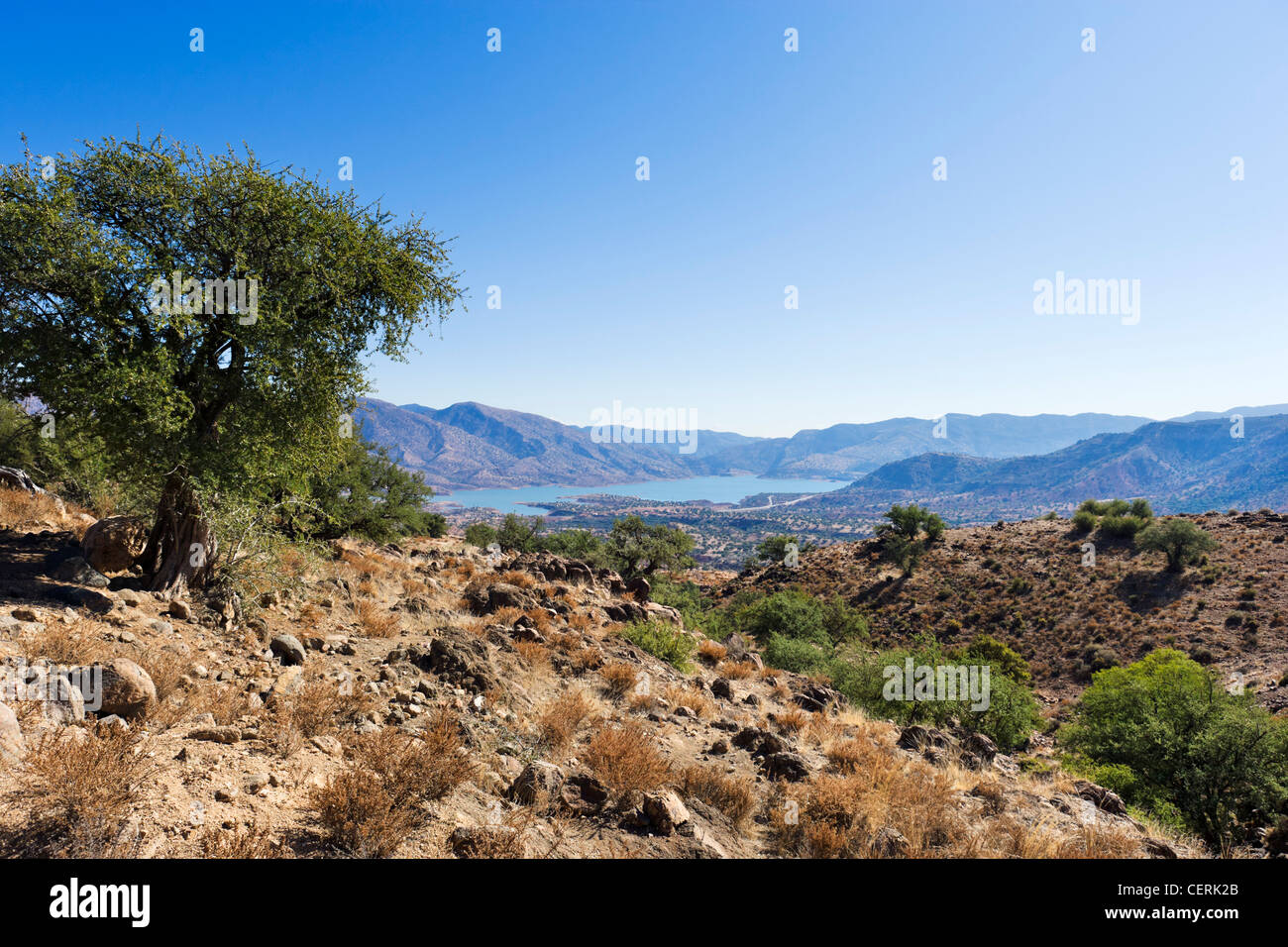 Vue sur le réservoir de Khemis de Biaoudine la 7002 mountain road entre Agadir et Marrakech, Maroc, Afrique du Nord Banque D'Images