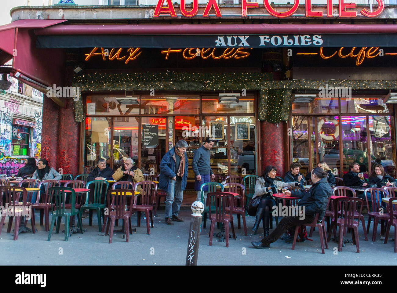 Paris, France, Old French Cafe Terrace 'aux Folies', sans but lucratif Business, sur la rue du quartier Belleville, scène de café de rue parisienne, trottoir, extérieur Vintage années 1950 Banque D'Images