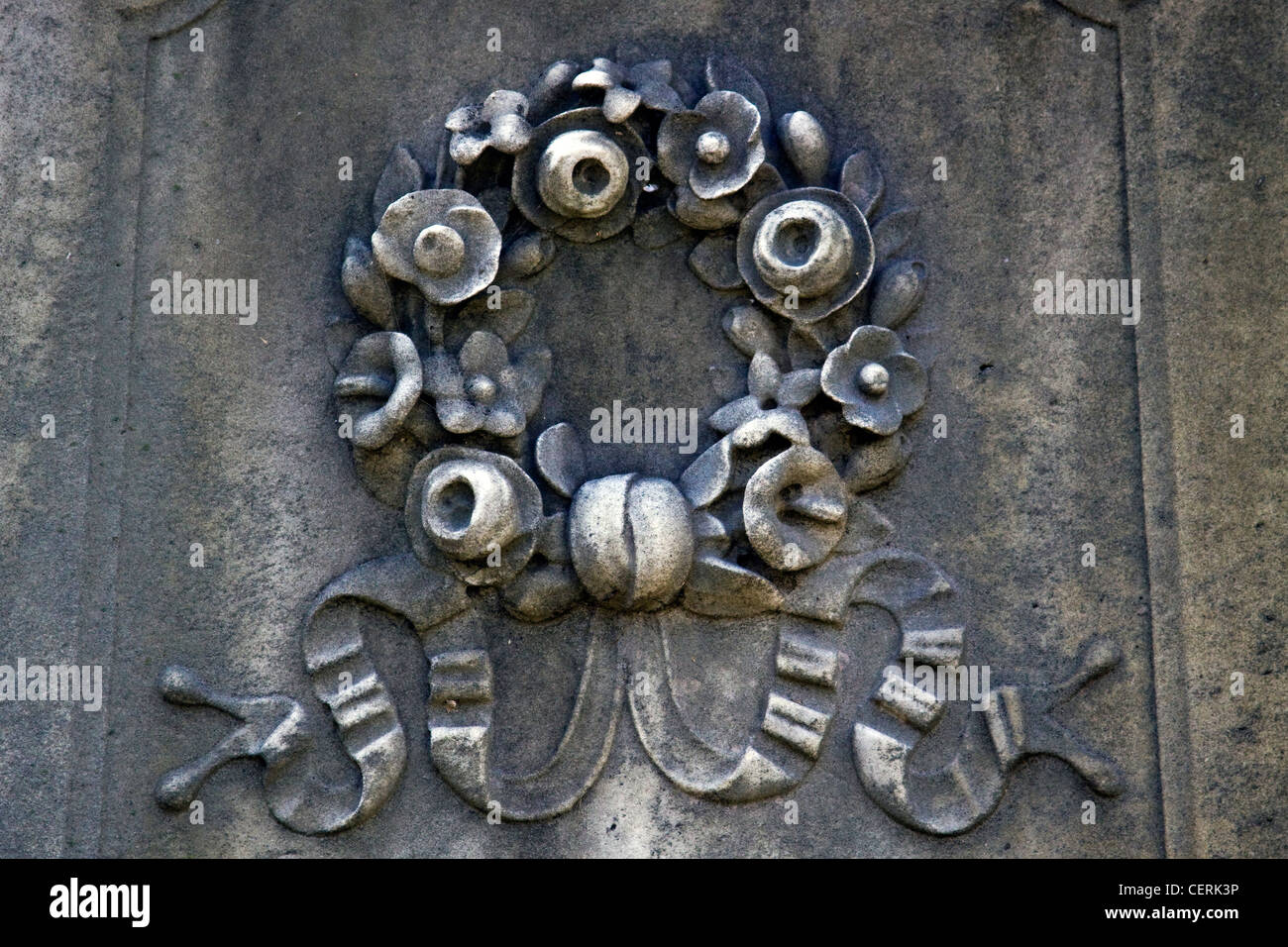 Un bouquet de fleurs bas-relief sur une pierre tombale de granit au cimetière d'Oak Hill, situé à Georgetown Washington DC Banque D'Images