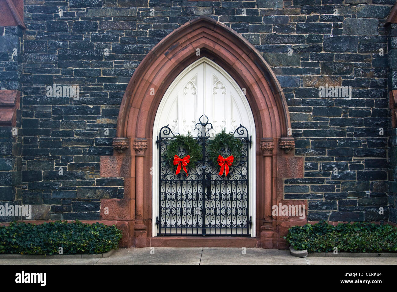 Une des couronnes de Noël décorations sur les portes de James Renwick Chapelle au cimetière d'Oak Hill, situé à Georgetown Washington DC Banque D'Images