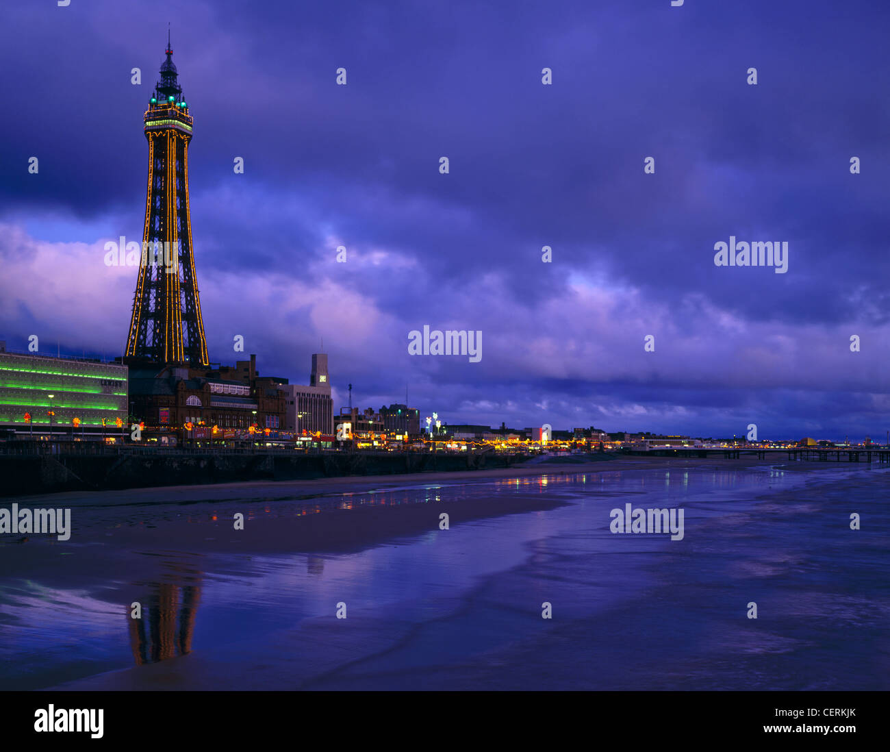 Réflexions sur la plage de Blackpool Illuminations. Banque D'Images