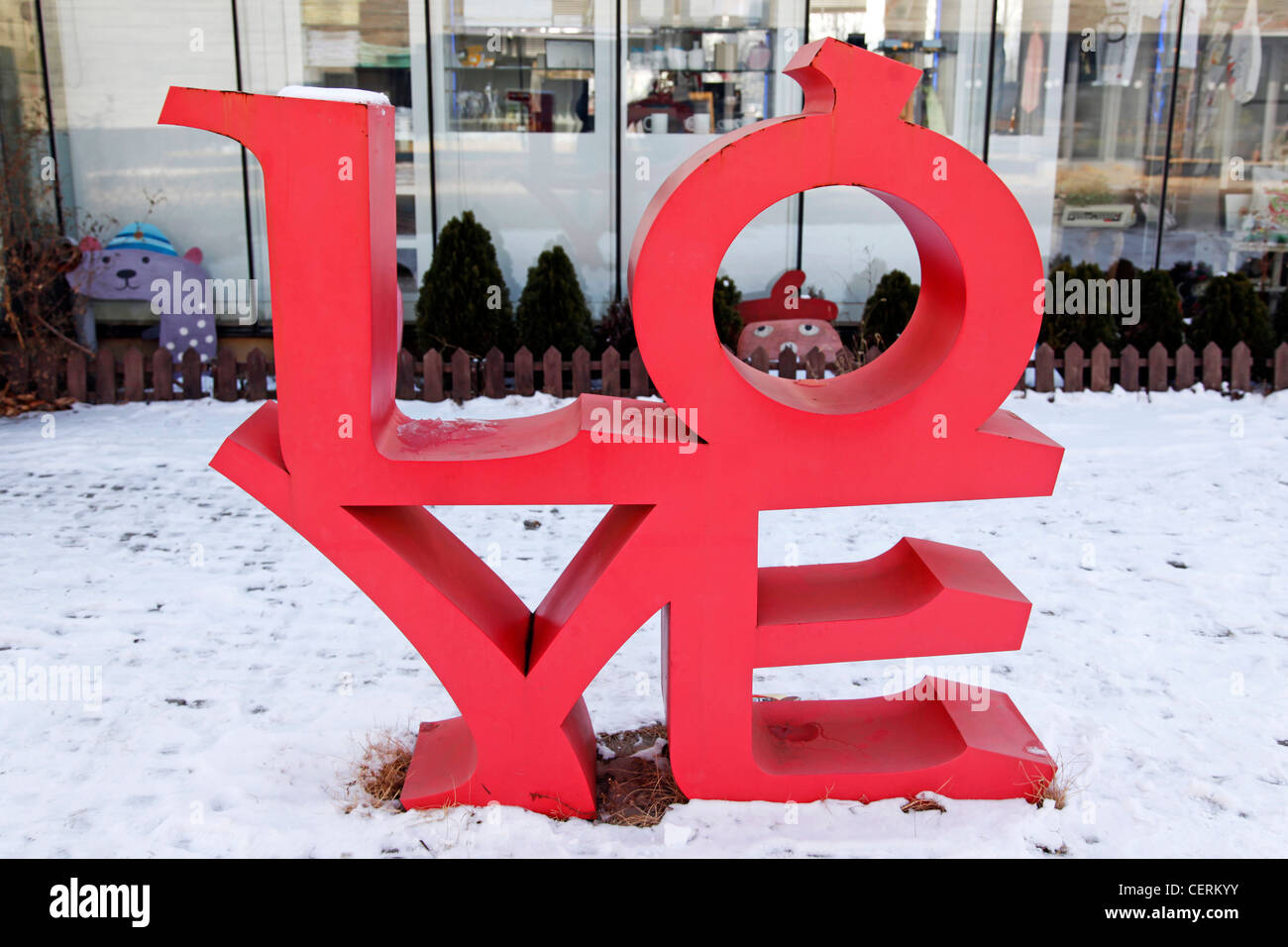 Amour rouge sculpture faite de caractères coréens au village d'art à Hyei-Ri, Corée du Sud Banque D'Images