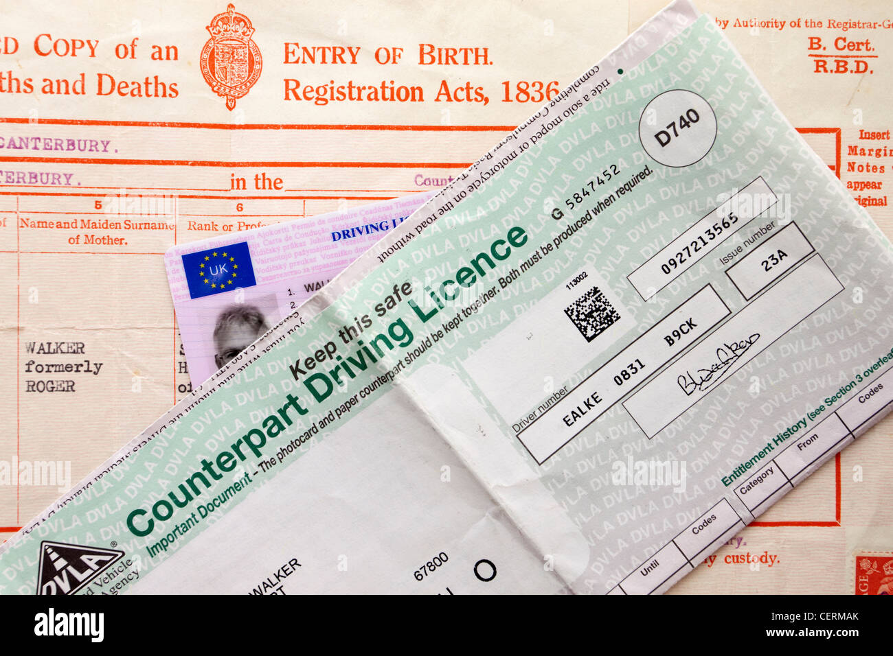 UK Driving License licence et certificat de naissance Banque D'Images