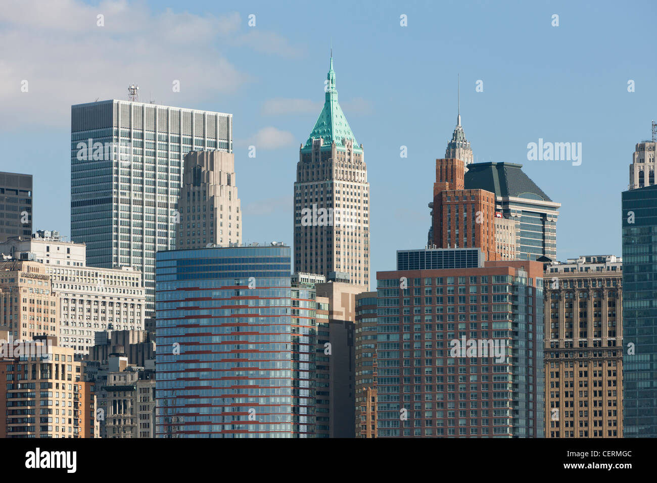 Gratte-ciel de Manhattan y compris les 70 étages recouvert de cuivre 40 Wall Street (Trump Building) à New York. Banque D'Images