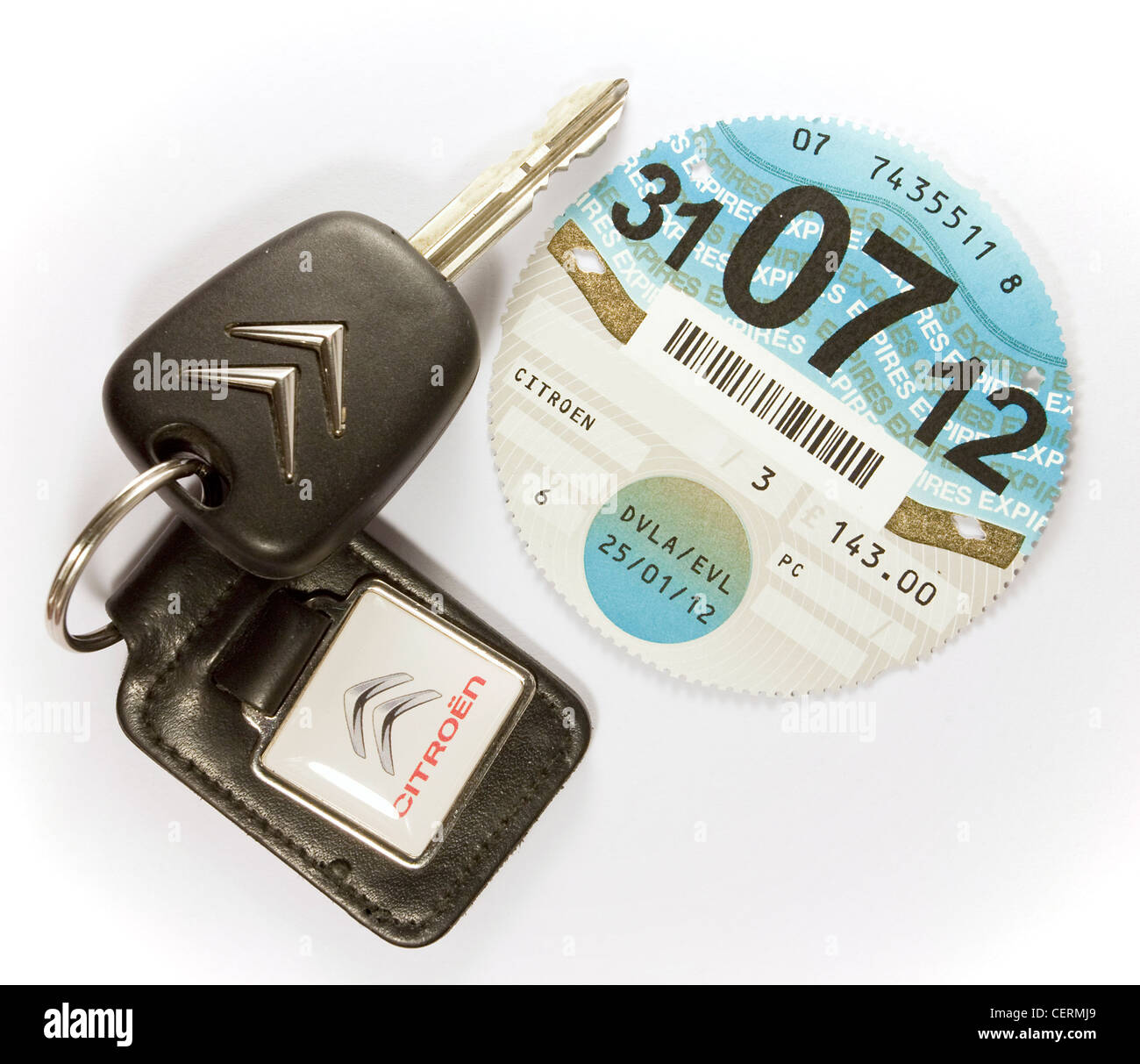 Taxe voiture véhicule disque licence avec des clés de voiture DVLA Banque D'Images