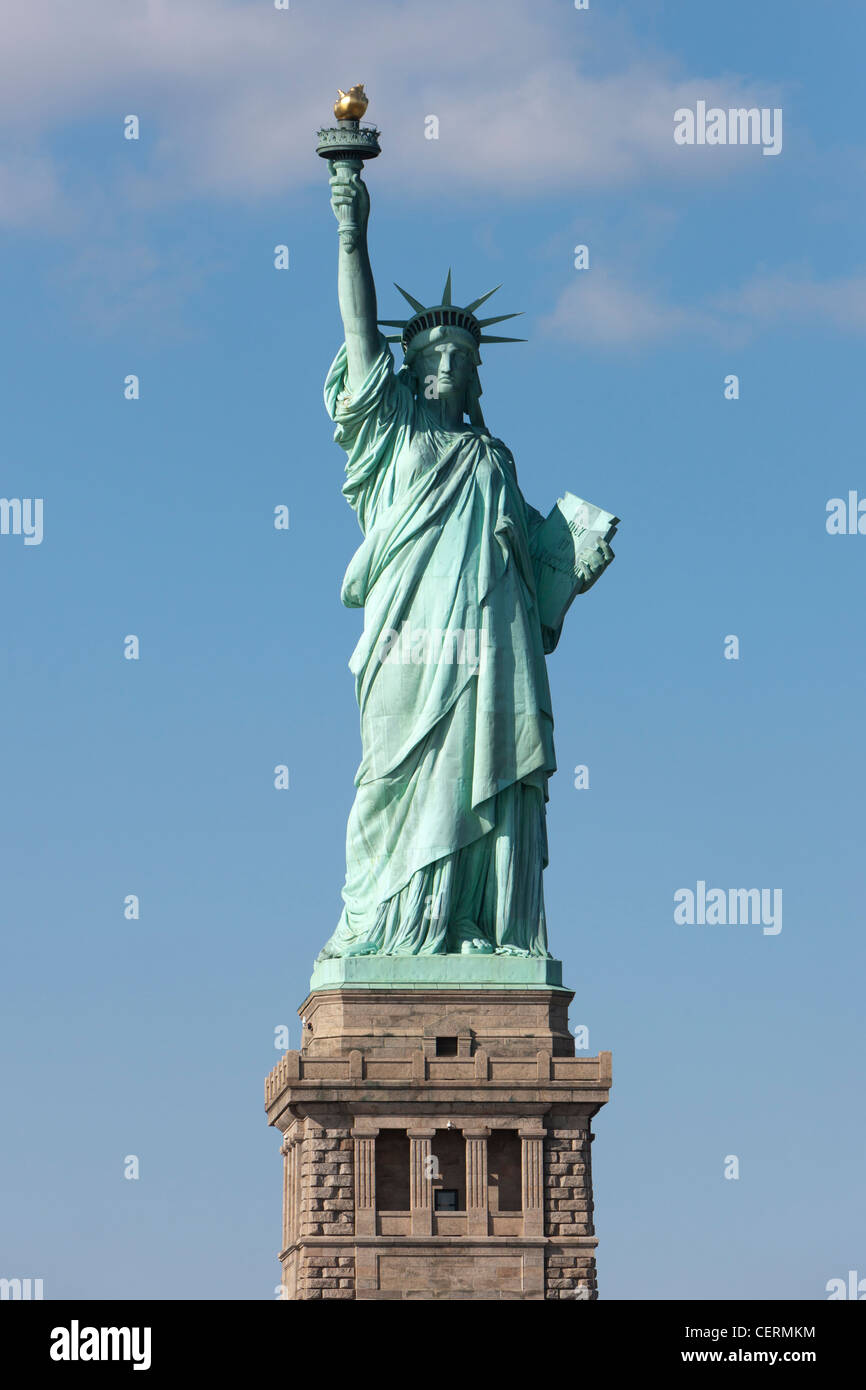 La Statue de la liberté sur Liberty Island dans le port de New York. Banque D'Images