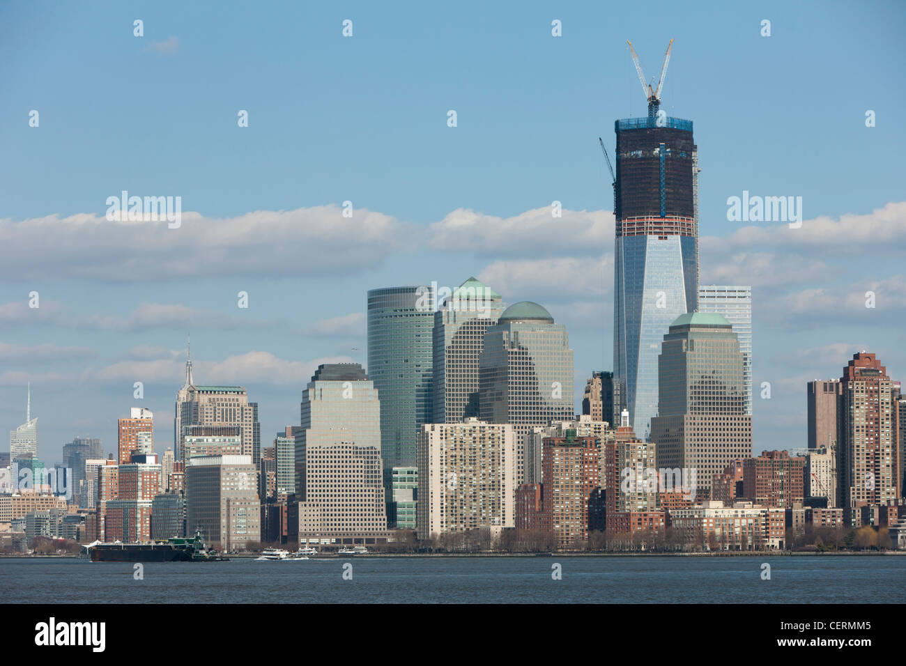 L'augmentation du One World Trade Center (Freedom Tower) et horizon de Manhattan à New York City, vu du port de New York. Banque D'Images