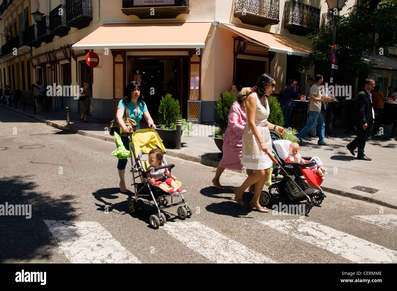 La femme espagnole avec des bébés de jeunes enfants en poussette Banque D'Images