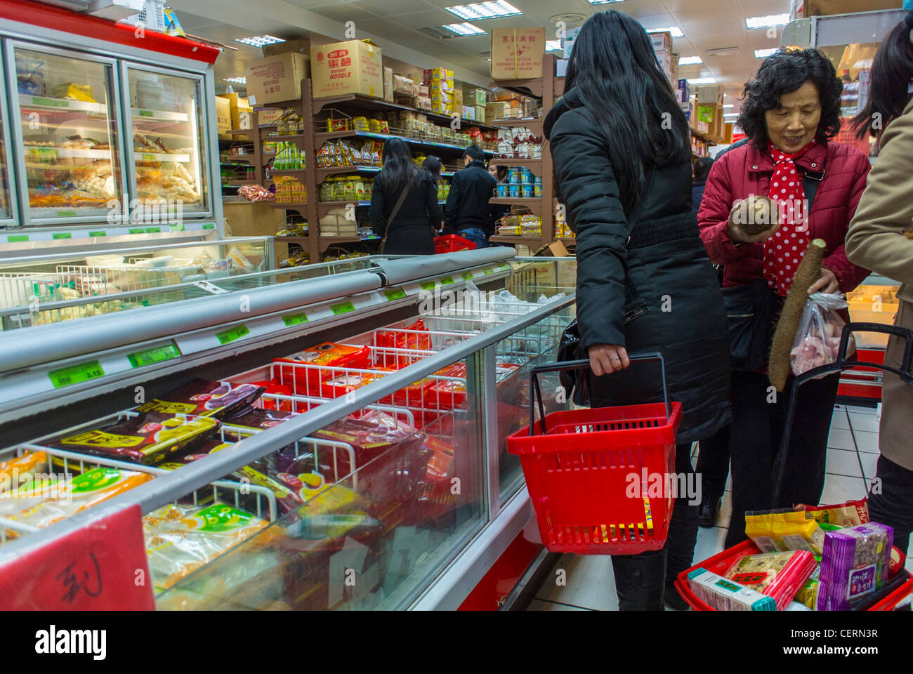 Paris, France, les femmes chinoises font du shopping dans le supermarché  asiatique du quartier Belleville, 'Supermarché les quatre Saisons' dans le  quartier de Chinatown, à l'intérieur de la vue d'un supermarché  d'alimentation
