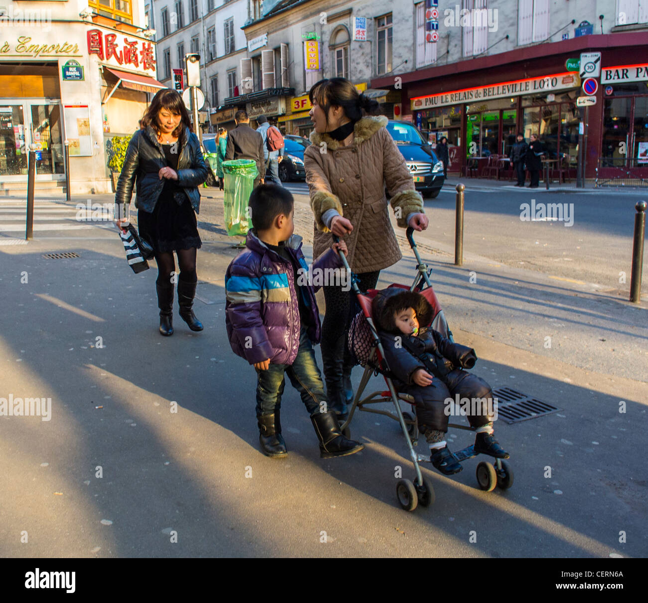 Paris, France, migrants familiaux chinois marchant sur la rue dans le quartier Chinatown de Belleville, immigrants Europe, migrants europe, rue de la ville, communauté chinoise de paris, rue Paris dans la journée Banque D'Images