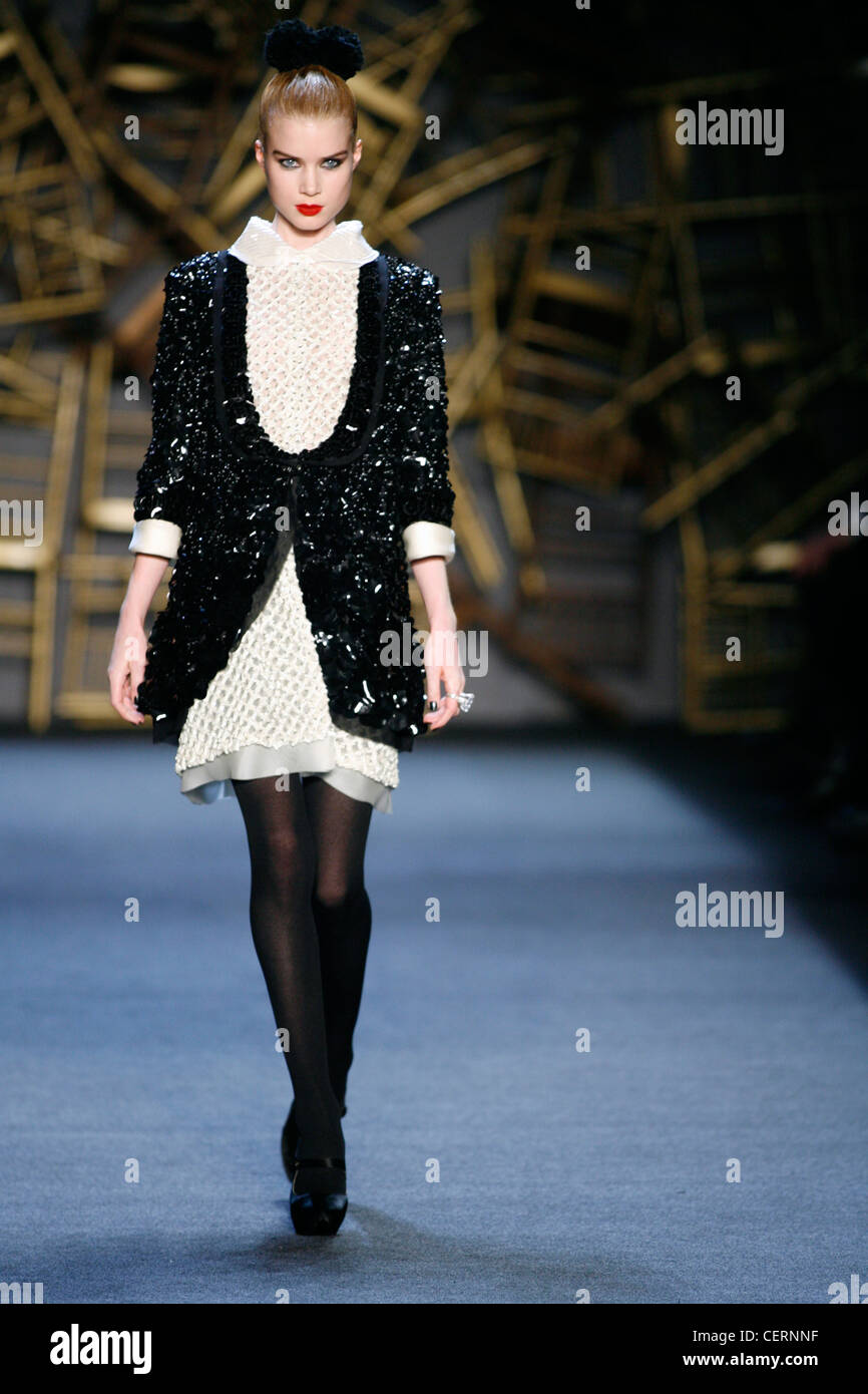 Crochet crème robe avec col, black beaded embellished coat Banque D'Images