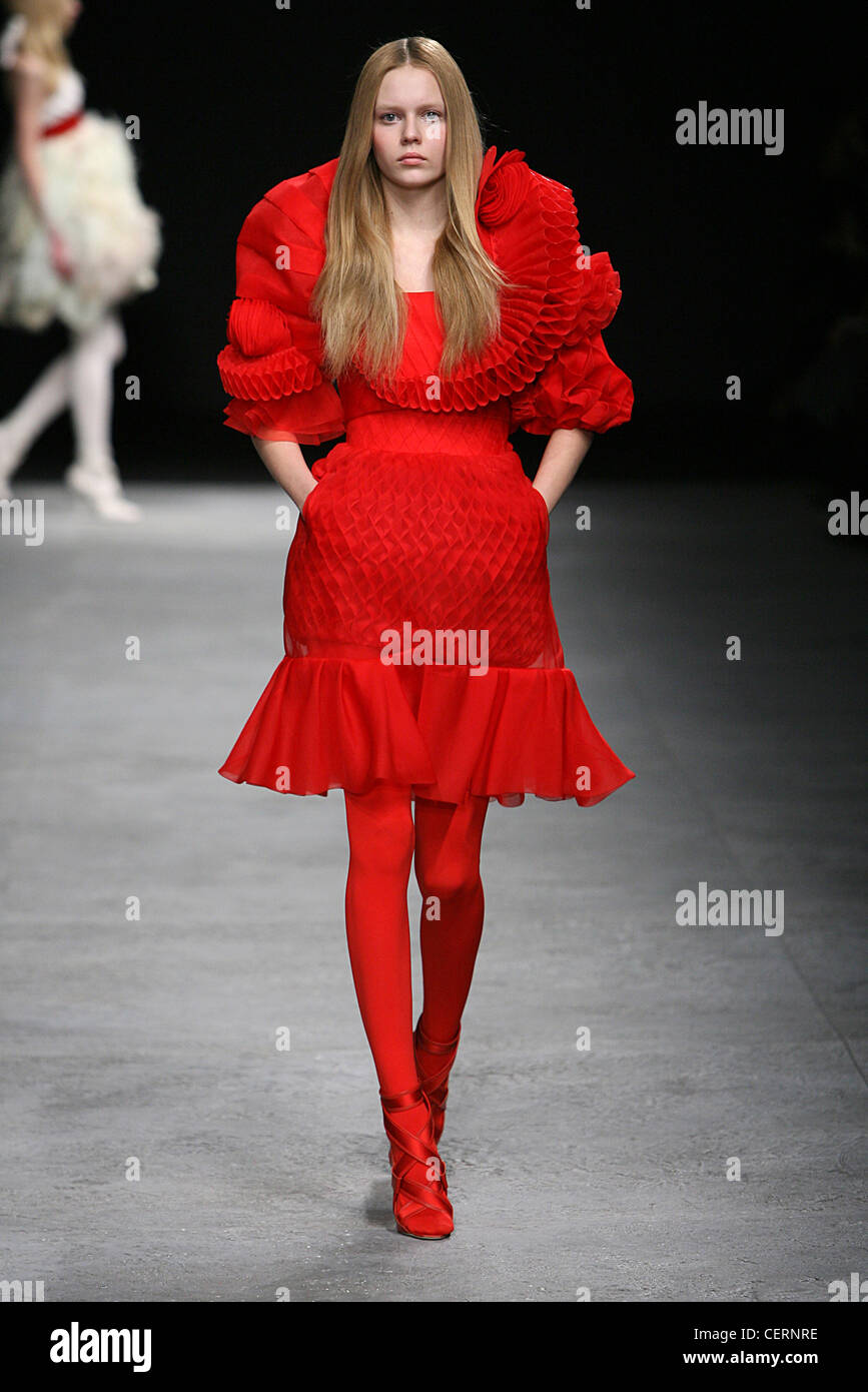 Paris Givenchy Haute Couture Printemps Été tout rouge : rouge profond port  femelle ébouriffé ourlet plissé robe sculptée, rouge Photo Stock - Alamy