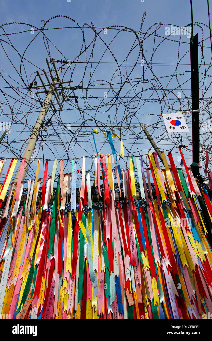 Des fils barbelés et des rubans qui souhaitent pour souhaiter la paix et l'unité à la DMZ, zone démilitarisé sur la frontière nord-coréenne du Sud Banque D'Images