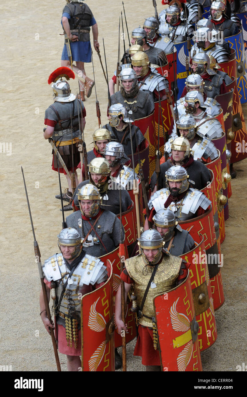 Gladiateurs romains et des soldats à un re l'incorporation dans l'amphithéâtre romain de Chester UK Banque D'Images