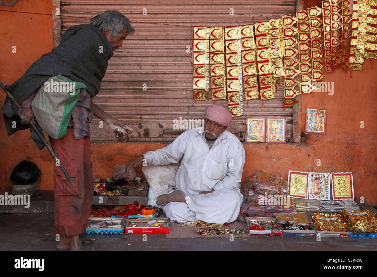 L'Inde, Rajasthan, Jaipur, scène de rue, le vendeur, le mendiant, les gens, Banque D'Images
