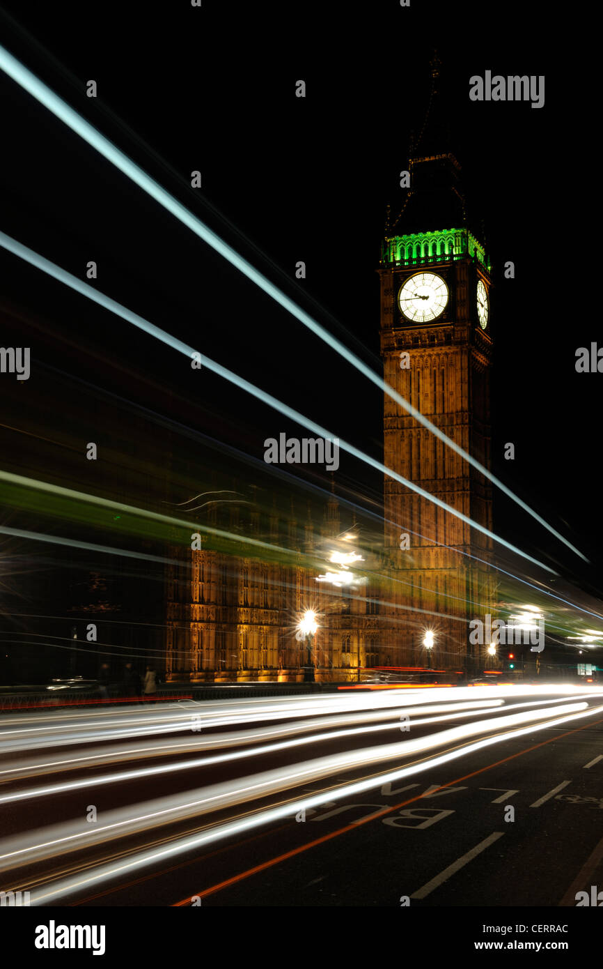 Des sentiers de lumière traversent le pont de Westminster par Big Ben et de la Chambre des communes pendant la nuit. Banque D'Images