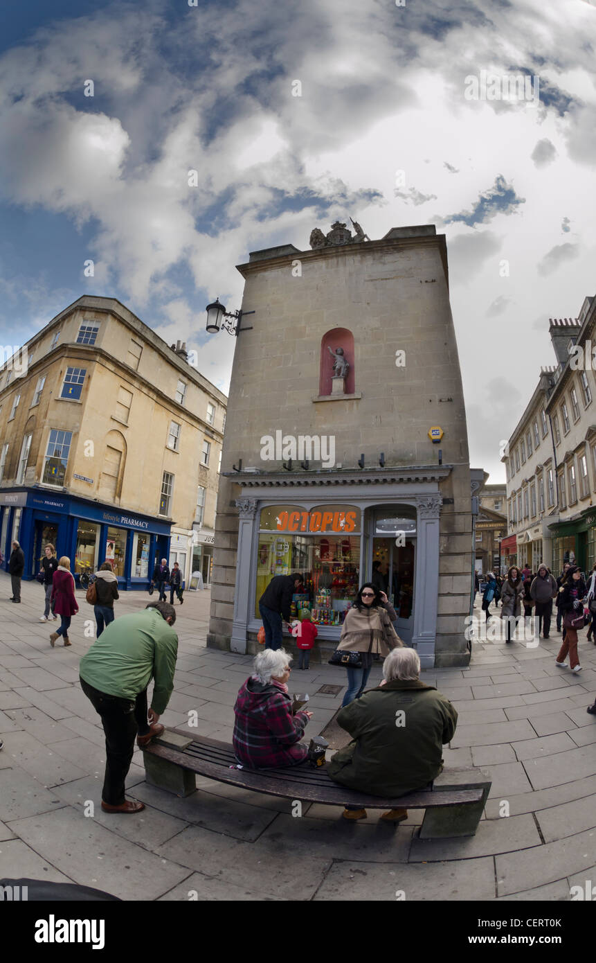 Des gens assis et shopping dans le centre-ville de Bath Banque D'Images