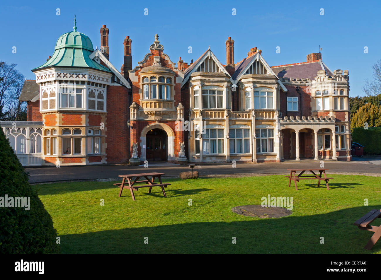 La façade de Bletchley Park Mansion dans le Buckinghamshire, Angleterre. L'accueil de la durant la Seconde Guerre mondiale. Banque D'Images
