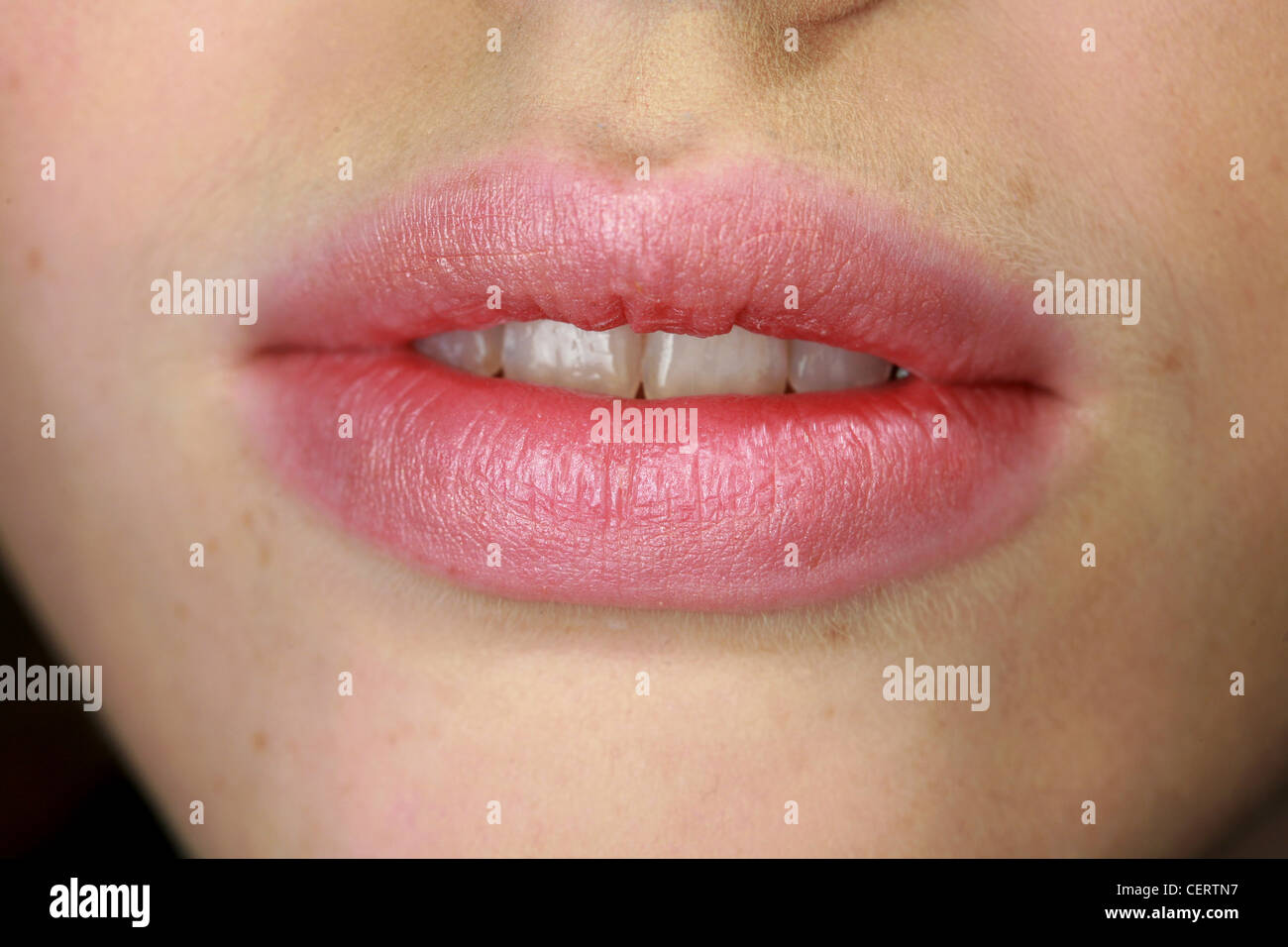 Proenza Schouler BACKSTAGE New York Prêt à Porter Automne Hiver modèle avec le rouge à lèvres rose pâle taché Banque D'Images