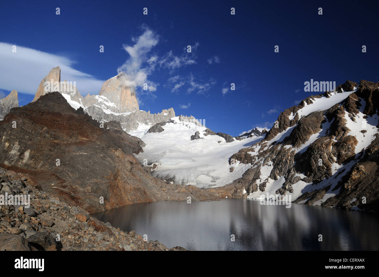 La lumière du matin sur le Mont Fitz Roy (El Chalten), au-dessus de Lago de los Tres, Parc National Los Glaciares, Patagonie, Argentine Banque D'Images