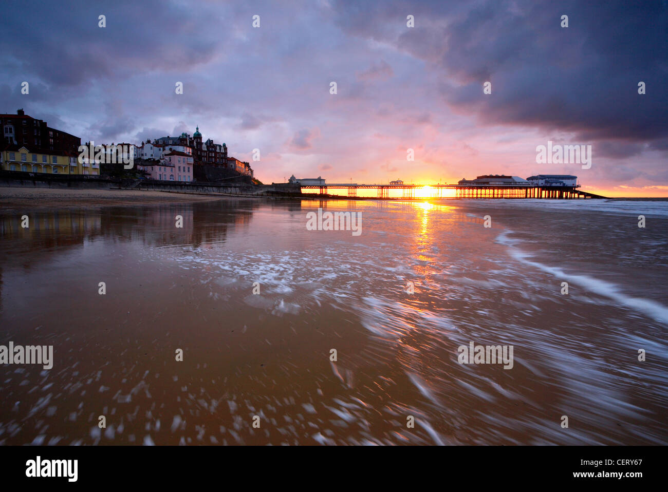 Jetée de Cromer au coucher du soleil sur la côte nord du comté de Norfolk. Banque D'Images