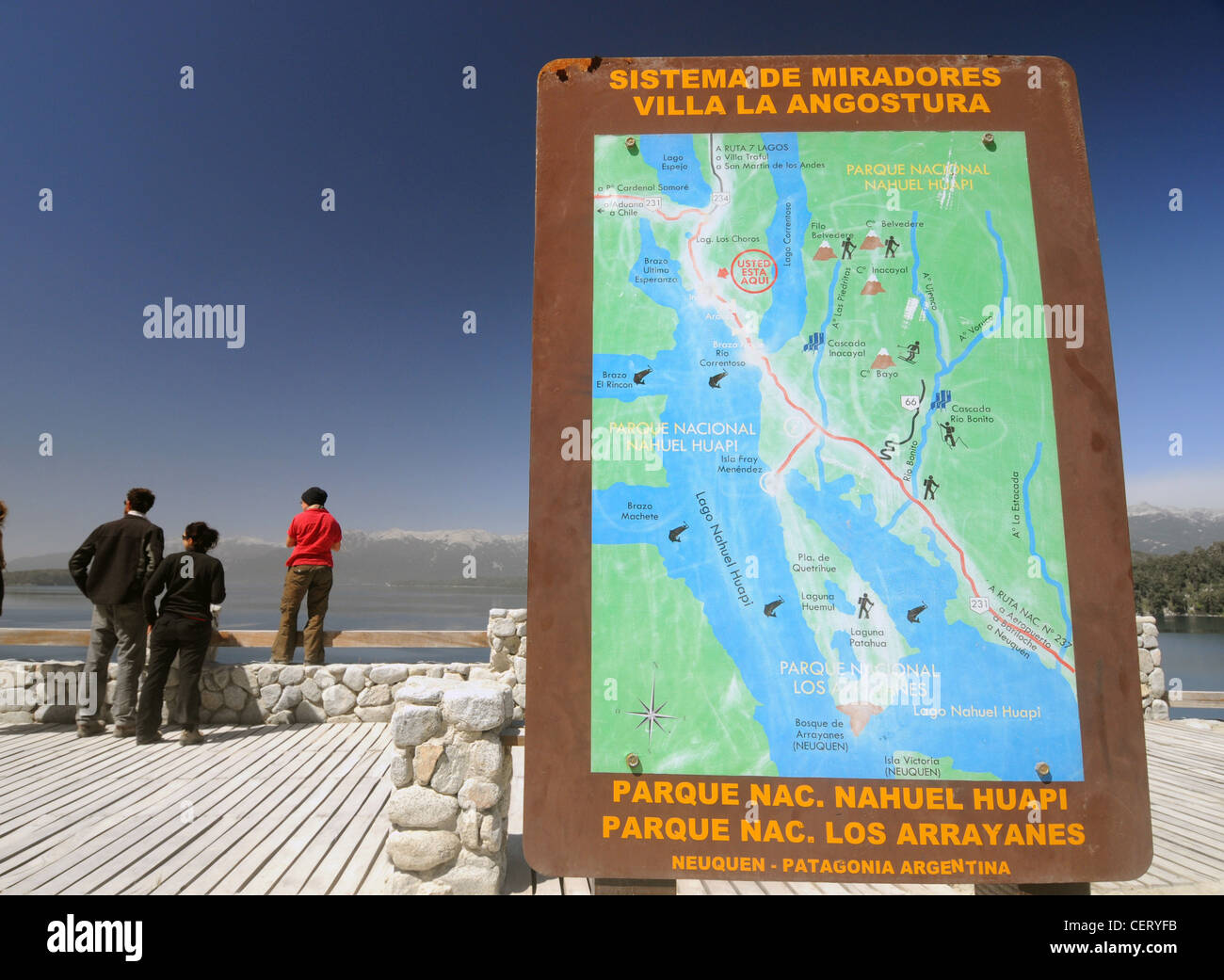 Les touristes à la vue surplombant le Lac Nahuel Huapi, Parque Nacional Nahuel Huapi, Neuquen, Patagonia, Argentine. Pas de monsieur ou PR Banque D'Images