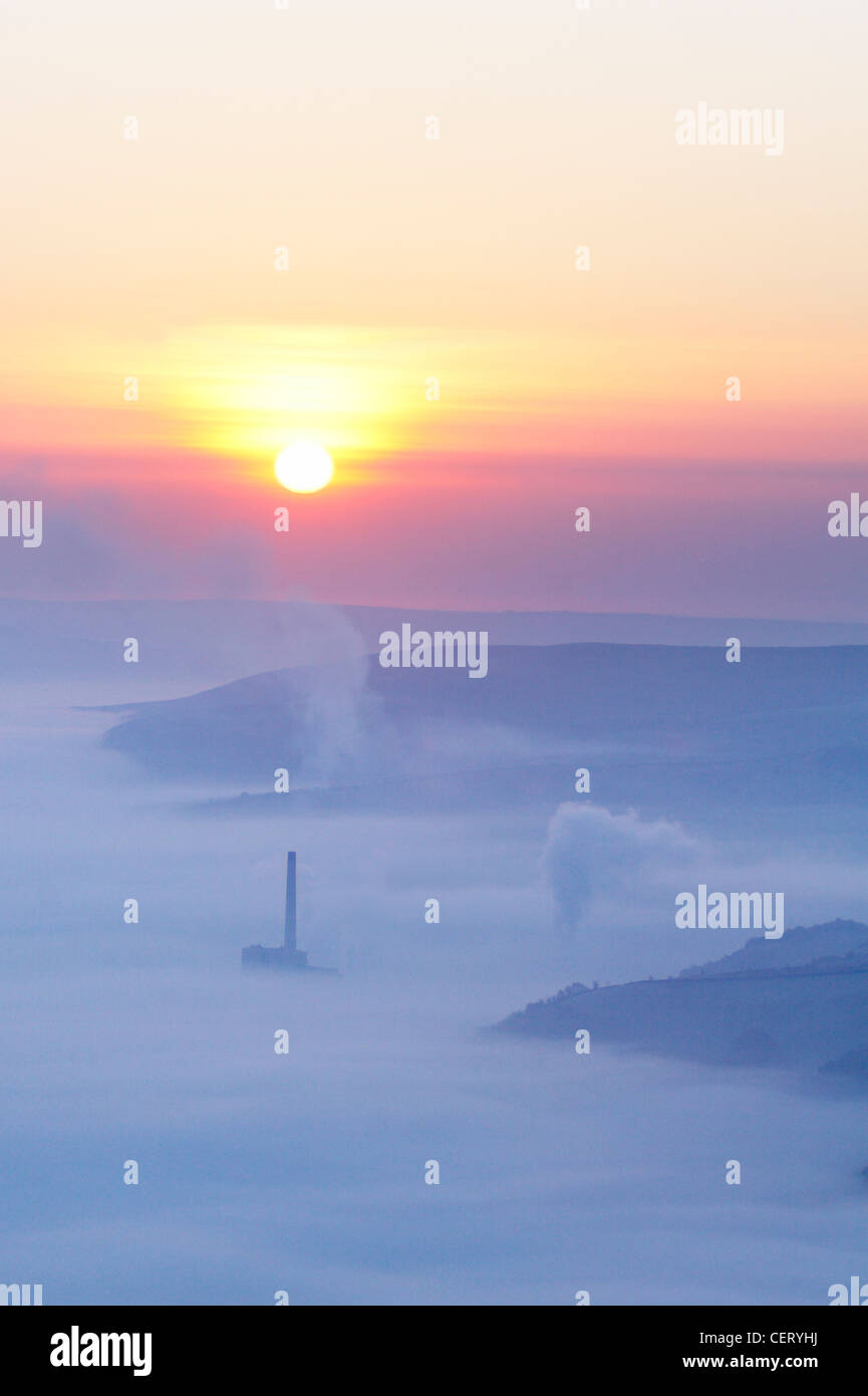 L'espoir Valley cimenteries au lever du soleil dans le Derbyshire Peak District. Banque D'Images