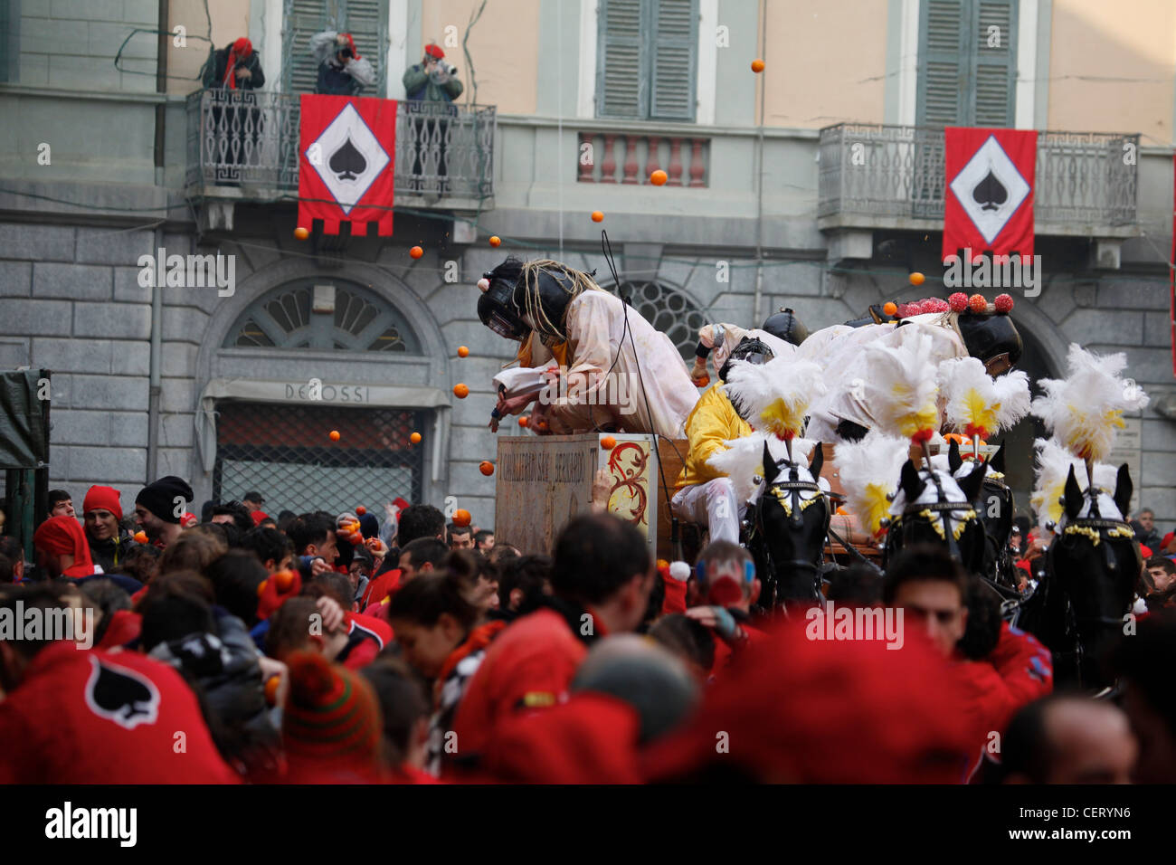 Jeter des oranges à la foule le chariot pendant le Carnaval d'Ivrea's 'Bataille d'Oranges' (La battaglia delle arance) Banque D'Images