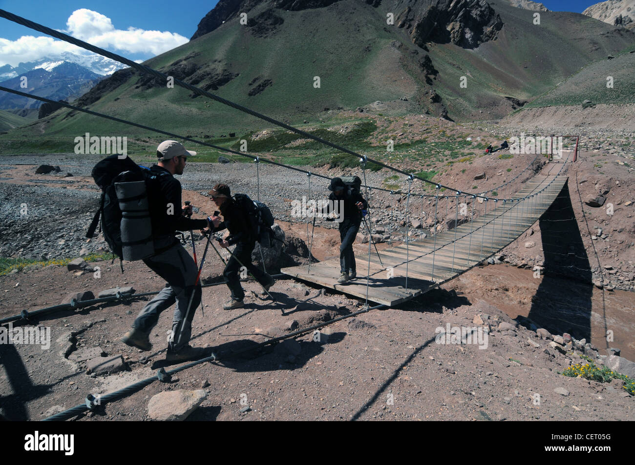 Les randonneurs crossing bridge sur la piste vers le sommet, la cordillère des Andes, Mendoza, Argentine. Pas de monsieur ou PR Banque D'Images