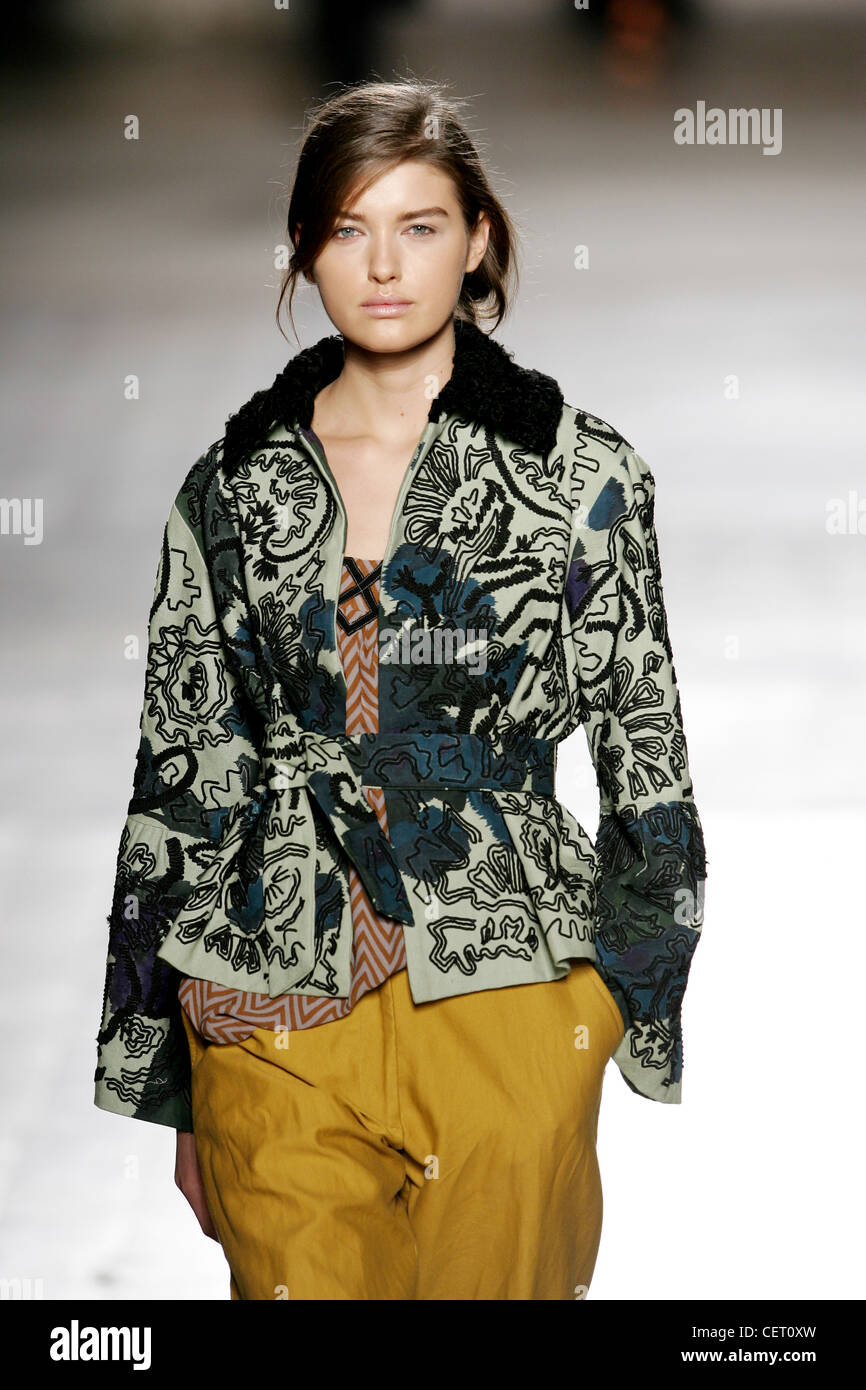 Dries Van Noten Paris Prêt à Porter Automne Hiver Belted gris, bleu et noir  imprimer veste et pantalon couleur moutarde Photo Stock - Alamy