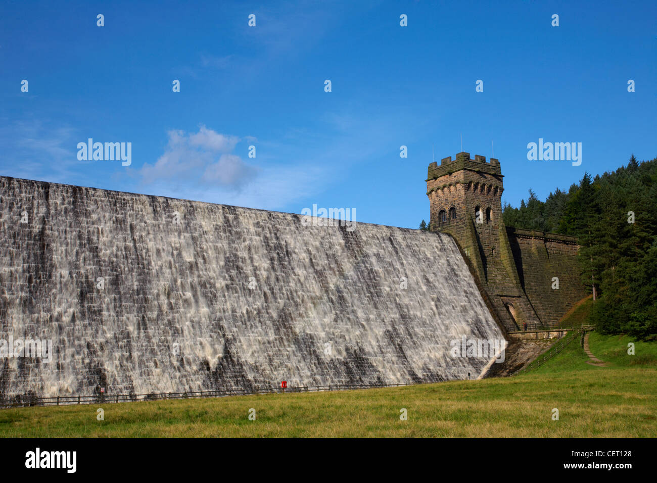 Barrage de l'eau cascadant Derwent dans la Haute Vallée de Derwent. Banque D'Images