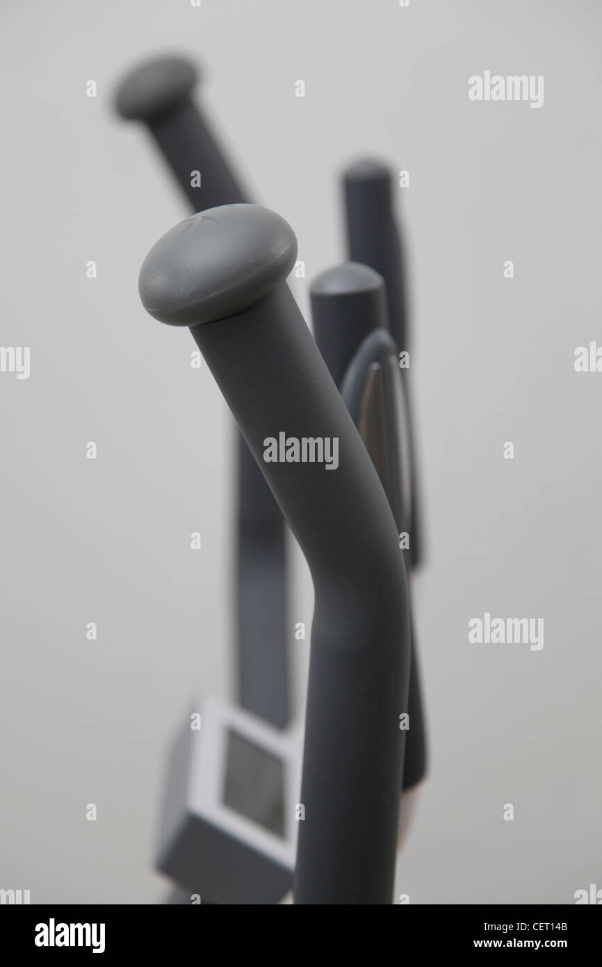 Un gros plan de l'entraîneur elliptique de poignées Banque D'Images